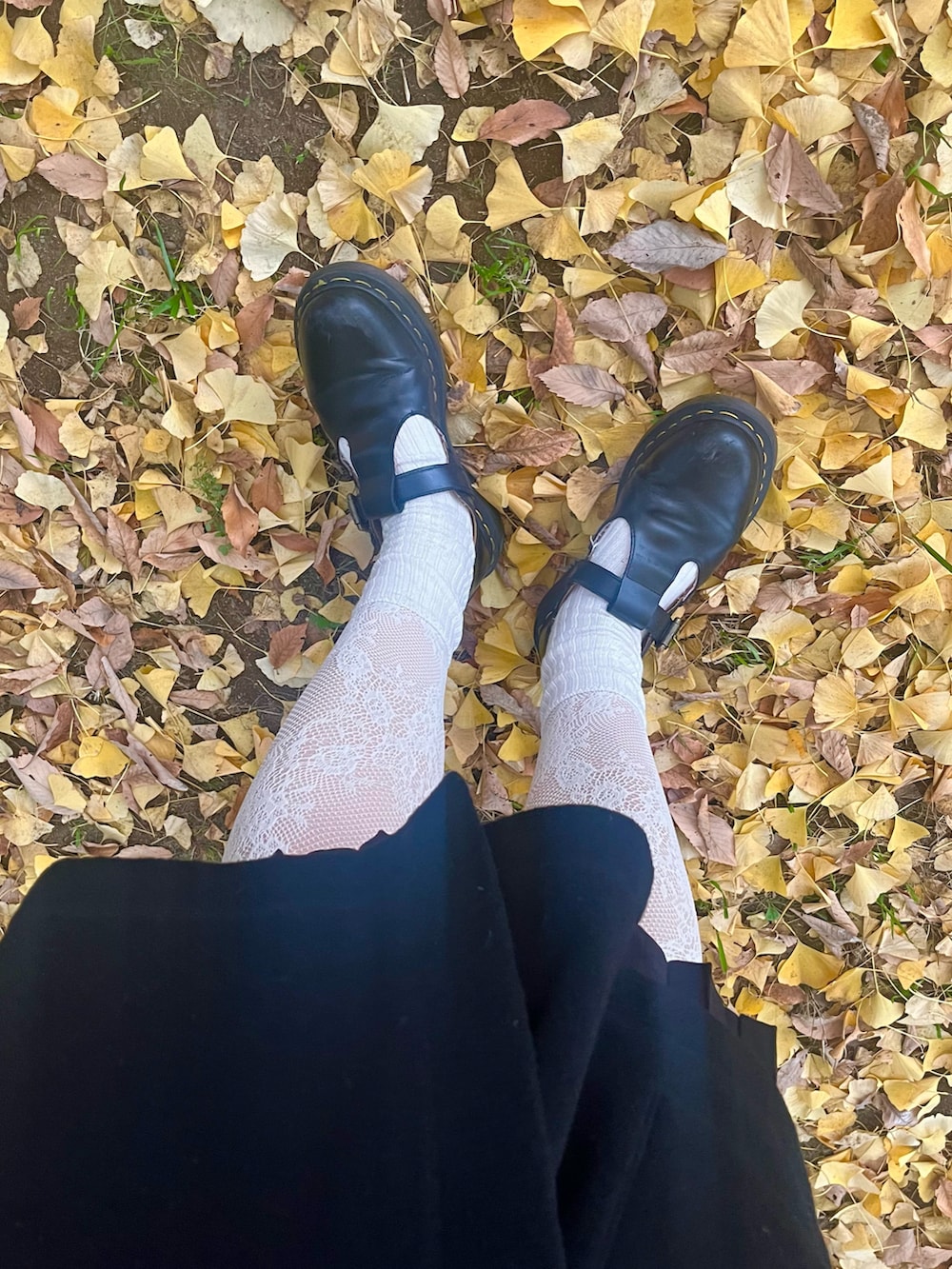 「ニコアンド、LOWRYS FARM、burberry、Dr.Martens、レースタイツ、ブラック、ブラックコーデ、モノトーン、ニット、スカーフ、高身長女子」｜「BURBERRYのアイテム（バッグ、ブラック系）」を使った、naoさん（レディース・166cm）の秋コーディネートの4枚目の写真