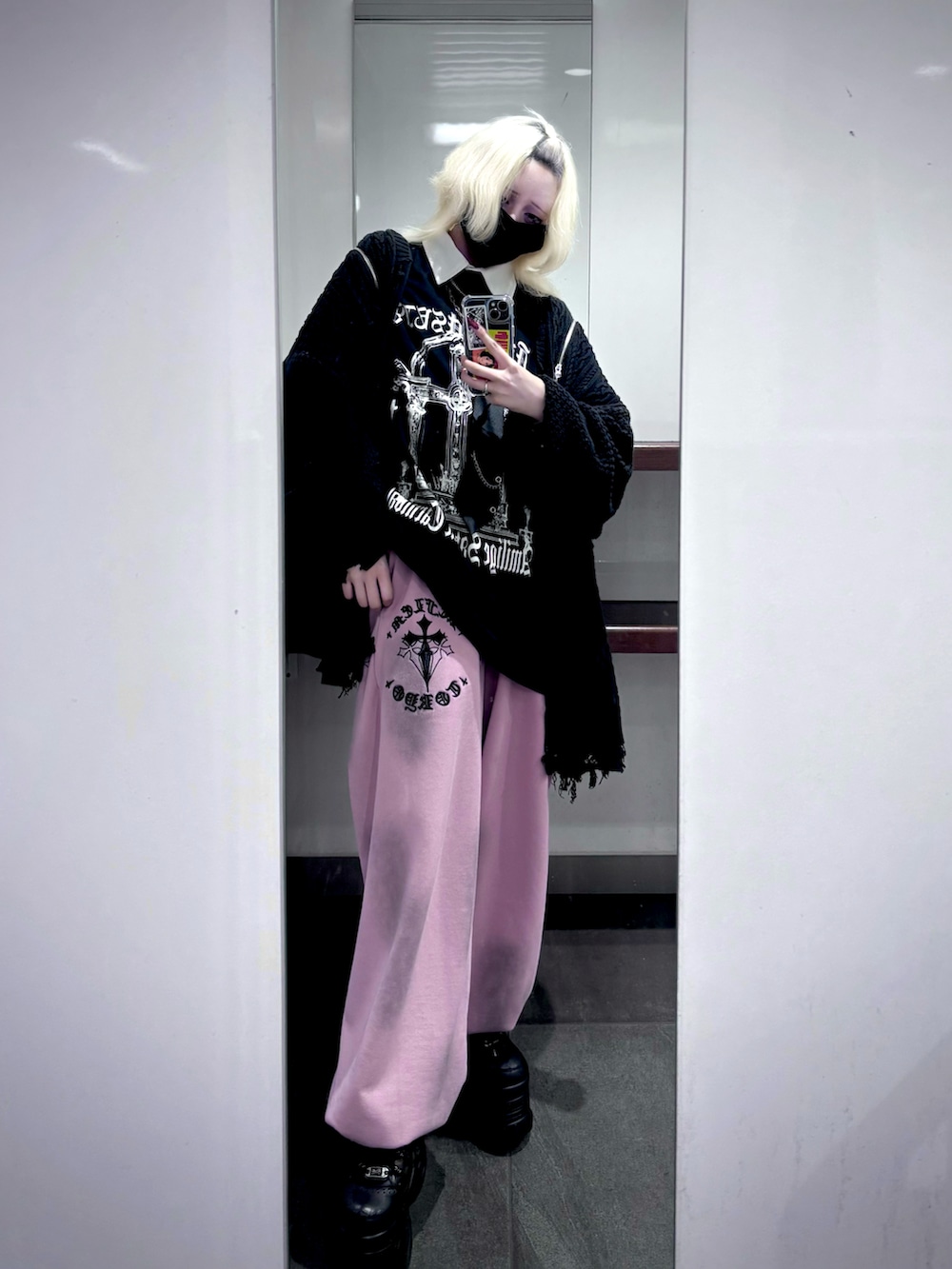 ブラック系のスニーカー、ピンク系のスウェットパンツ、ブラック系のTシャツ/カットソーを着用したメンズの春コーディネートの2枚目の写真