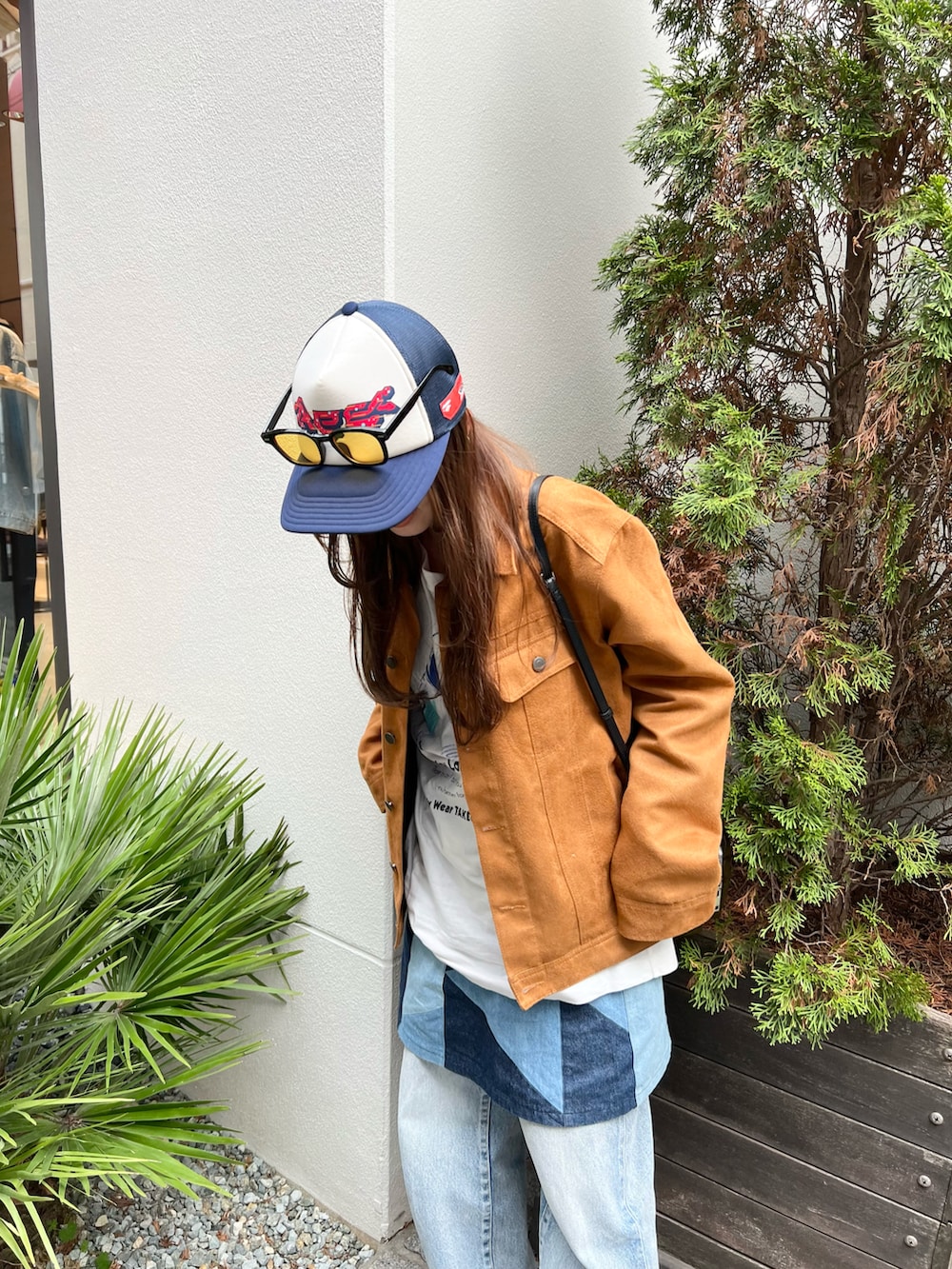 ホワイト系のTシャツ/カットソー、ブルー系のキャップを着用したレディースの冬コーディネートの2枚目の写真