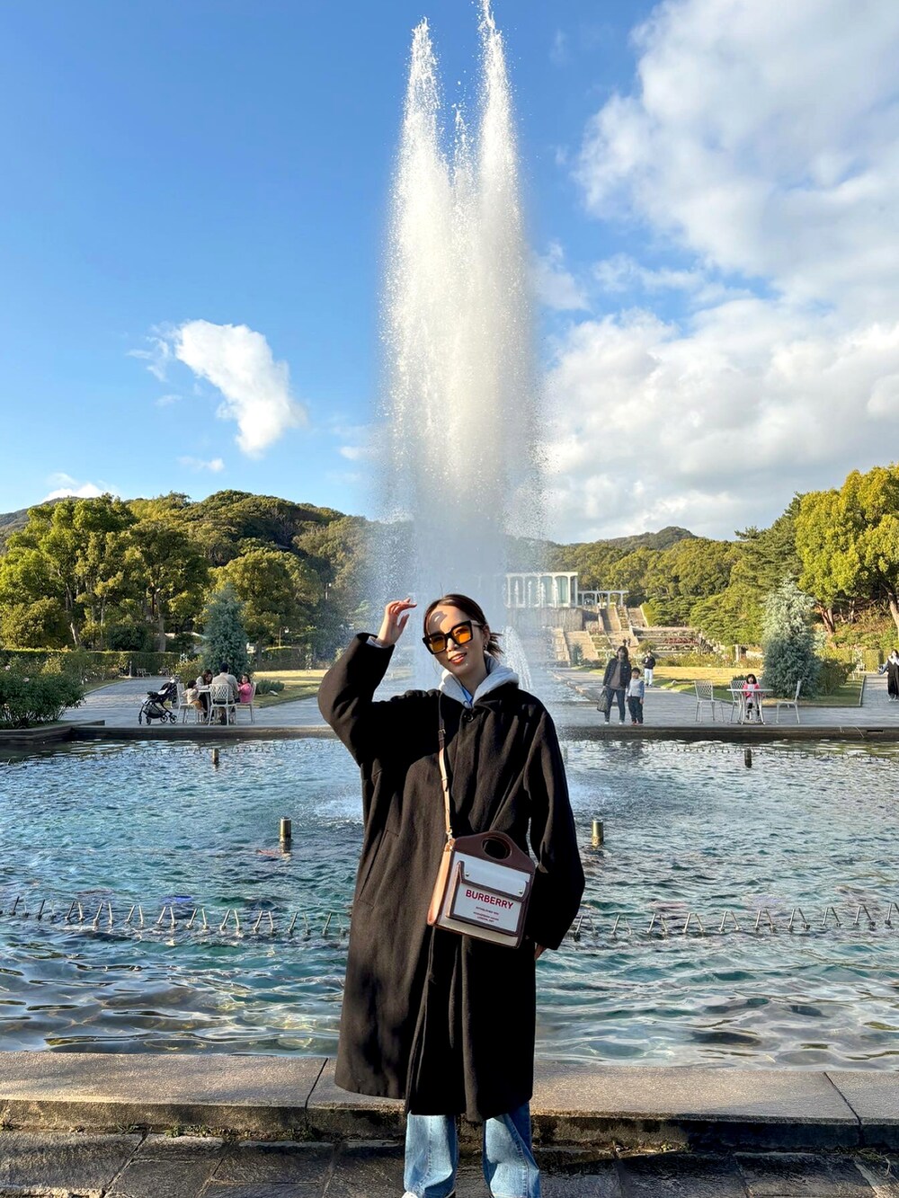 ホワイト系のスニーカーを着用したレディースの冬コーディネートの2枚目の写真