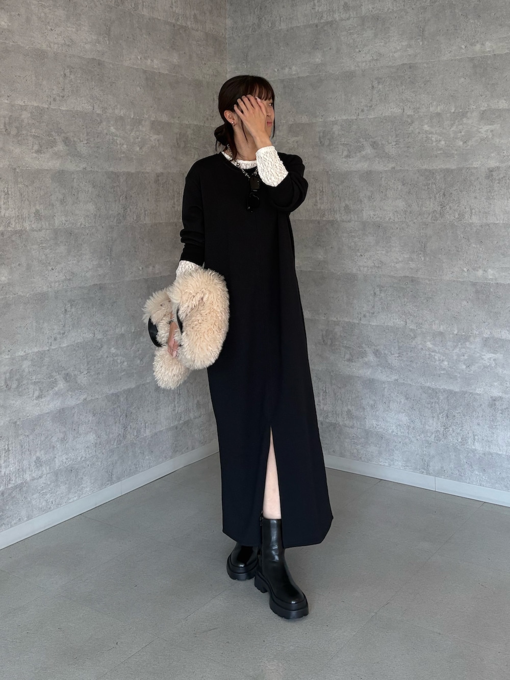 ホワイト系のTシャツ/カットソー、ブラック系のワンピース、ホワイト系のショルダーバッグを着用したレディースの秋コーディネートの3枚目の写真