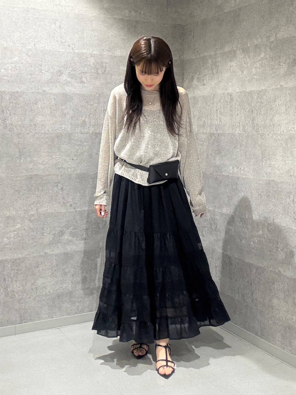 「モノトーン、ワンピース、デートコーデ、ロングスカート、きれいめカジュアル、レイヤードスタイル、シアートップス、ラクチンコーデ、オトナカジュアル、おでかけコーデ、ワントーンコーデ」｜「DouDouのラメプルオーバー（ニット/セーター、シルバー系）」を使った、karinさん（骨格ウェーブ・レディース・165cm）の夏コーディネートの2枚目の写真
