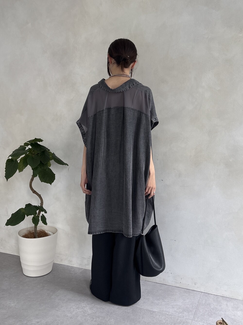 ブラック系のその他パンツ、ホワイト系のシャツ/ブラウスを着用したレディースの春コーディネートの2枚目の写真