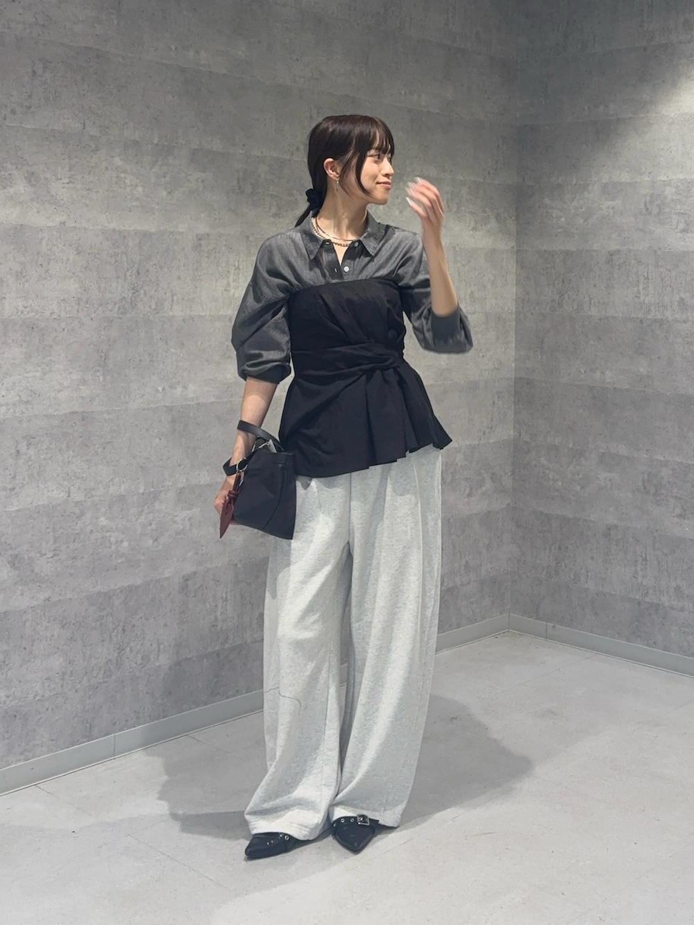 ブラック系のシャツ/ブラウス、ブラック系のシャツ/ブラウス、ブラック系のショルダーバッグを着用したレディースの冬コーディネートの2枚目の写真