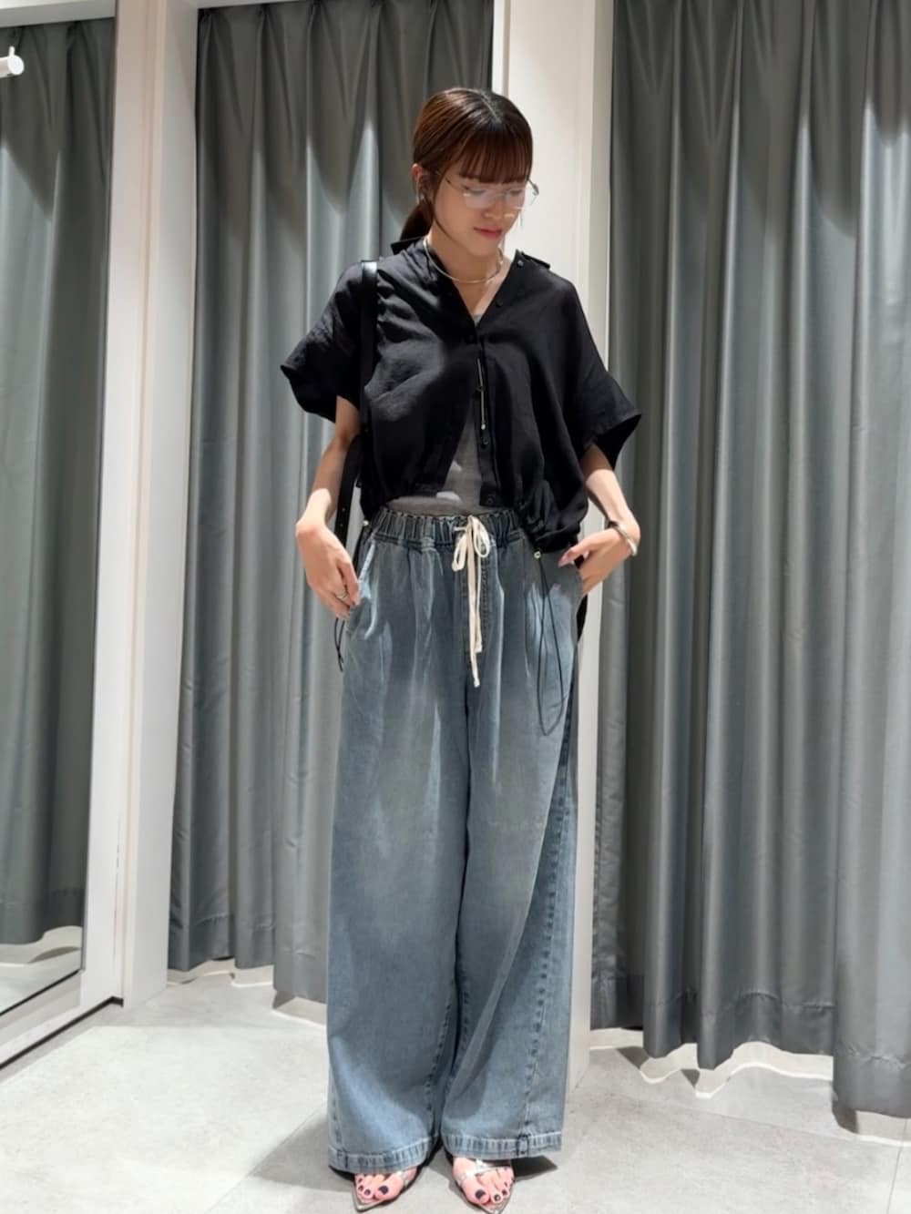 「アウトドアスタイル、夏コーデ、サンダル、シャツスタイル、ブラックコーデ、休日スタイル、テーマパークコーデ、シンプルスタイル、大人コーデ、デニムコーデ、夏、おでかけ服、高身長女子、高身長コーデ、デニム」｜「DouDouのデニムワイドイージーパンツ（デニムパンツ、ブルー系）」を使った、karinさん（骨格ウェーブ・レディース・165cm）の夏コーディネートの3枚目の写真