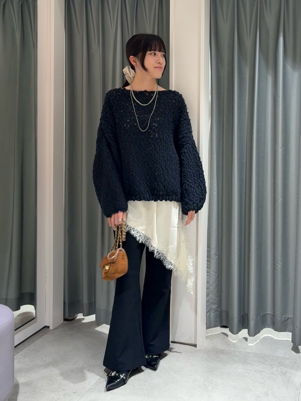 ブルー系のニット/セーター、ホワイト系のキャミソール、ブラック系のその他パンツを着用したレディースの冬コーディネートの2枚目の写真