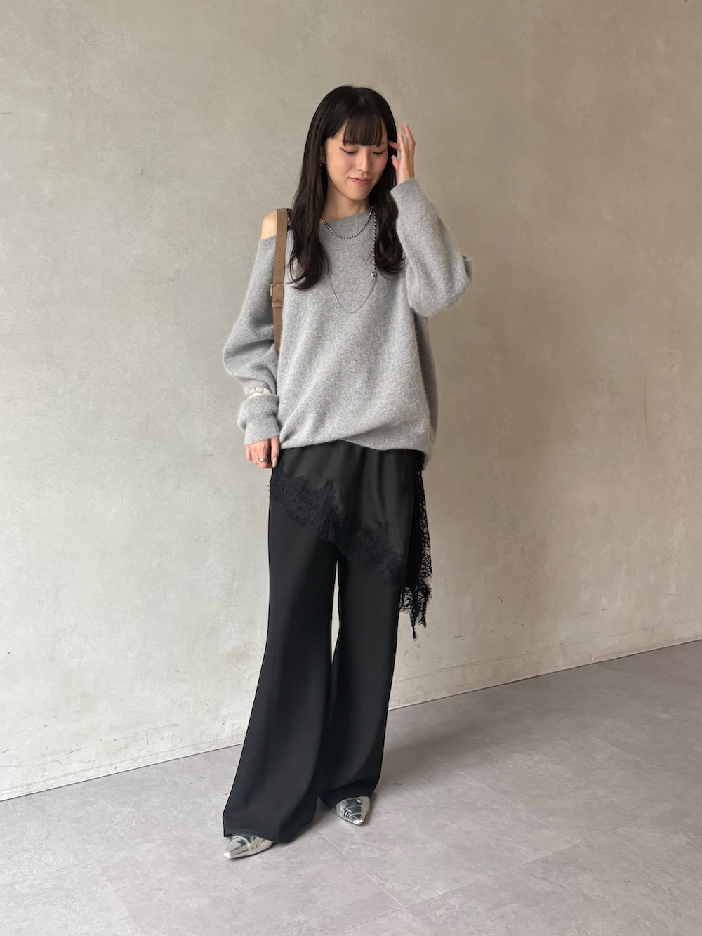 ブラック系のキャミソール、ブラック系のその他パンツを着用したレディースの冬コーディネートの2枚目の写真