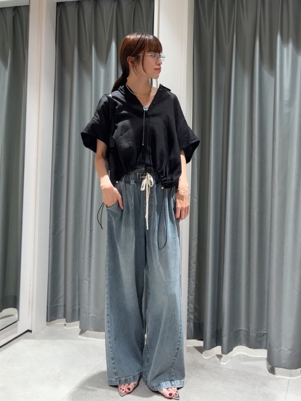「アウトドアスタイル、夏コーデ、サンダル、シャツスタイル、ブラックコーデ、休日スタイル、テーマパークコーデ、シンプルスタイル、大人コーデ、デニムコーデ、夏、おでかけ服、高身長女子、高身長コーデ、デニム」｜「DouDouのデニムワイドイージーパンツ（デニムパンツ、ブルー系）」を使った、karinさん（骨格ウェーブ・レディース・165cm）の夏コーディネートの2枚目の写真