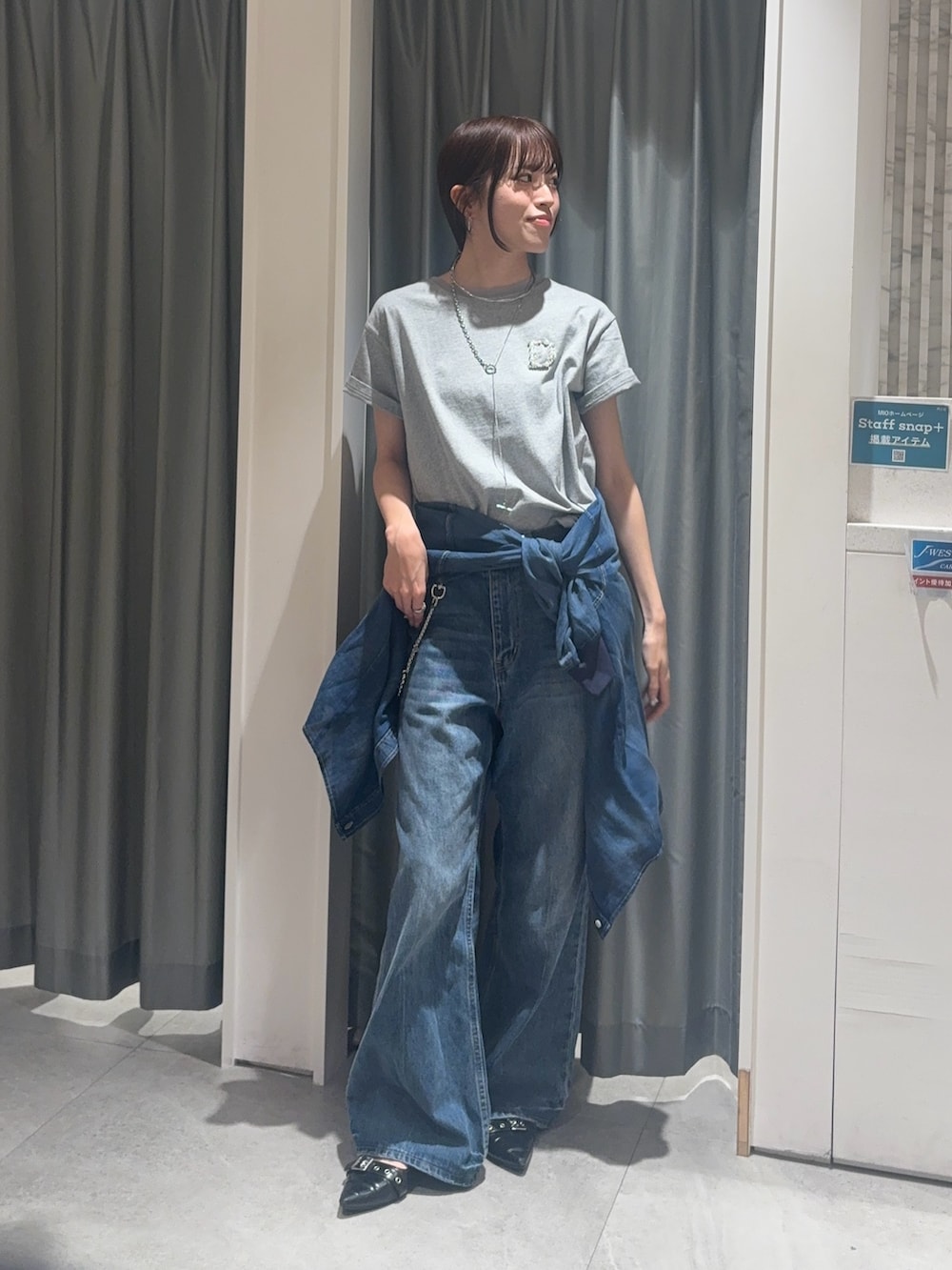 グレー系のTシャツ/カットソー、ブルー系のシャツ/ブラウス、ブルー系のデニムパンツを着用したレディースの春コーディネートの2枚目の写真
