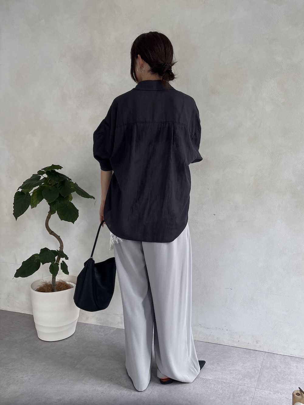 ホワイト系のシャツ/ブラウス、ベージュ系のその他パンツ、グレー系のシャツ/ブラウスを着用したレディースの春コーディネートの3枚目の写真