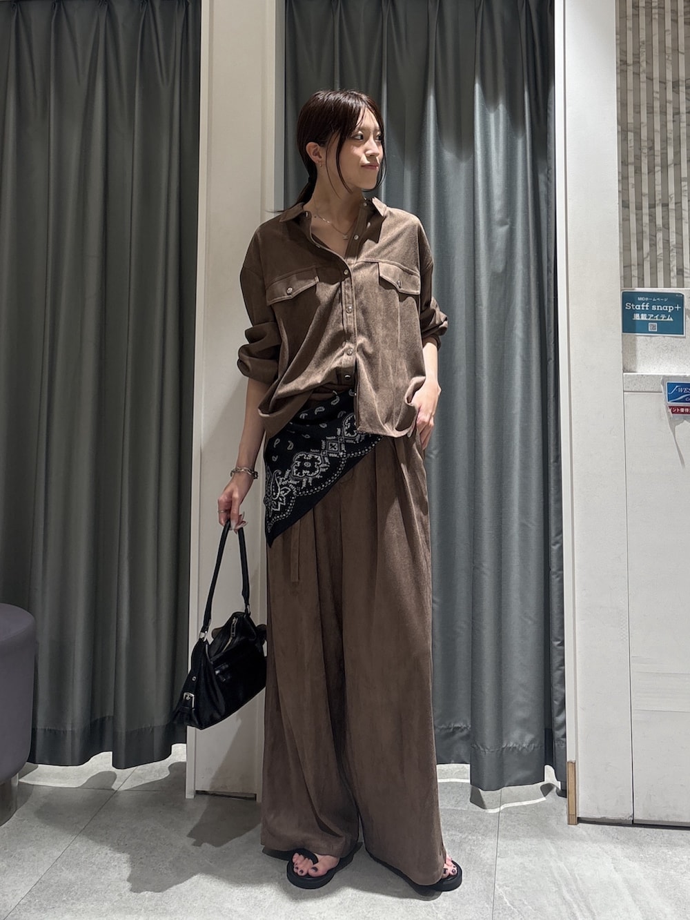 ブラウン系のシャツ/ブラウス、ブラウン系のその他パンツ、ブラック系のストール/ショールを着用したレディースの夏コーディネートの2枚目の写真