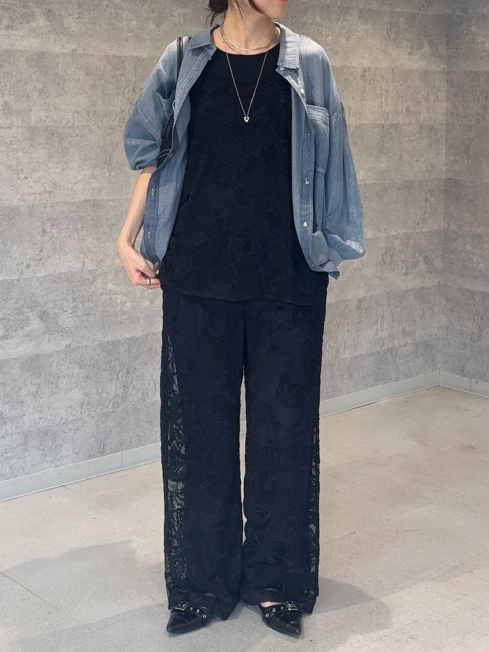 ブラック系のその他パンツ、ブラック系のシャツ/ブラウス、ブルー系のシャツ/ブラウスを着用したレディースの春コーディネートの4枚目の写真