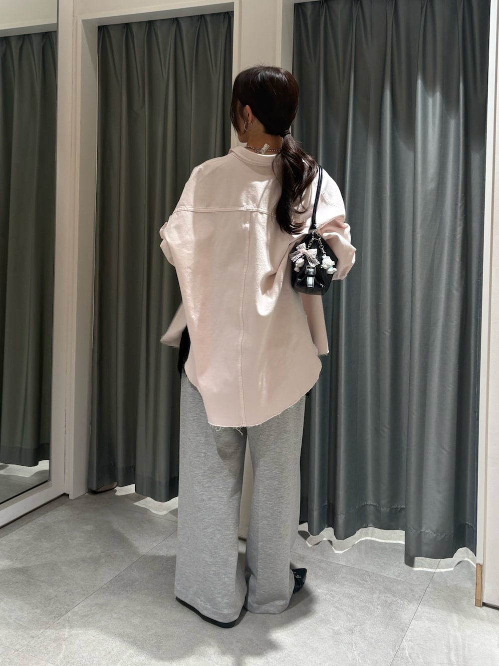 ピンク系のシャツ/ブラウス、ブラック系のTシャツ/カットソー、グレー系のその他パンツを着用したレディースの冬コーディネートの3枚目の写真