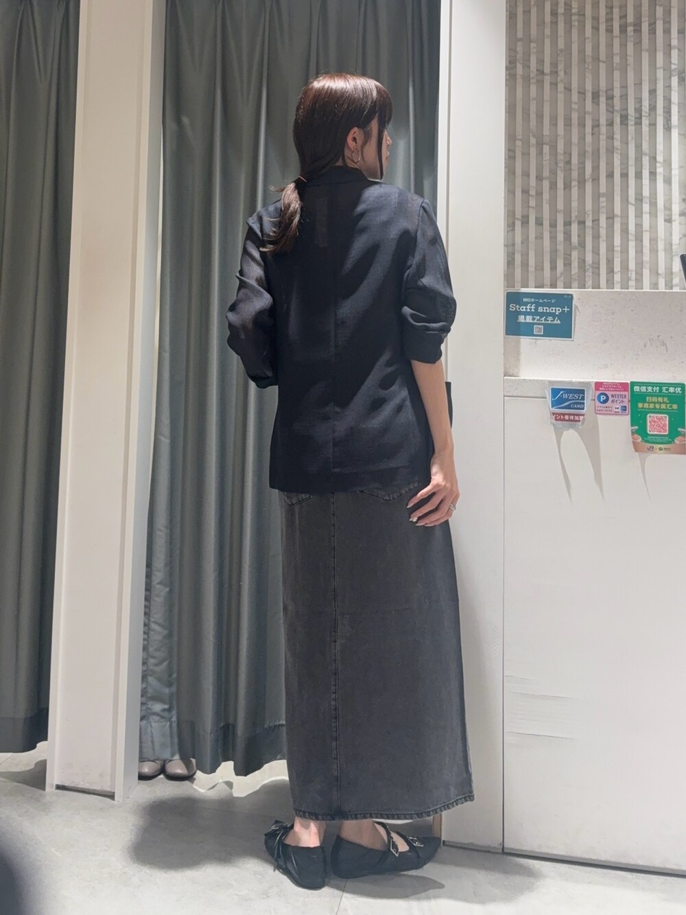 グレー系のテーラードジャケット、ブラック系のTシャツ/カットソー、ブラック系のワンピースを着用したレディースの春コーディネートの3枚目の写真