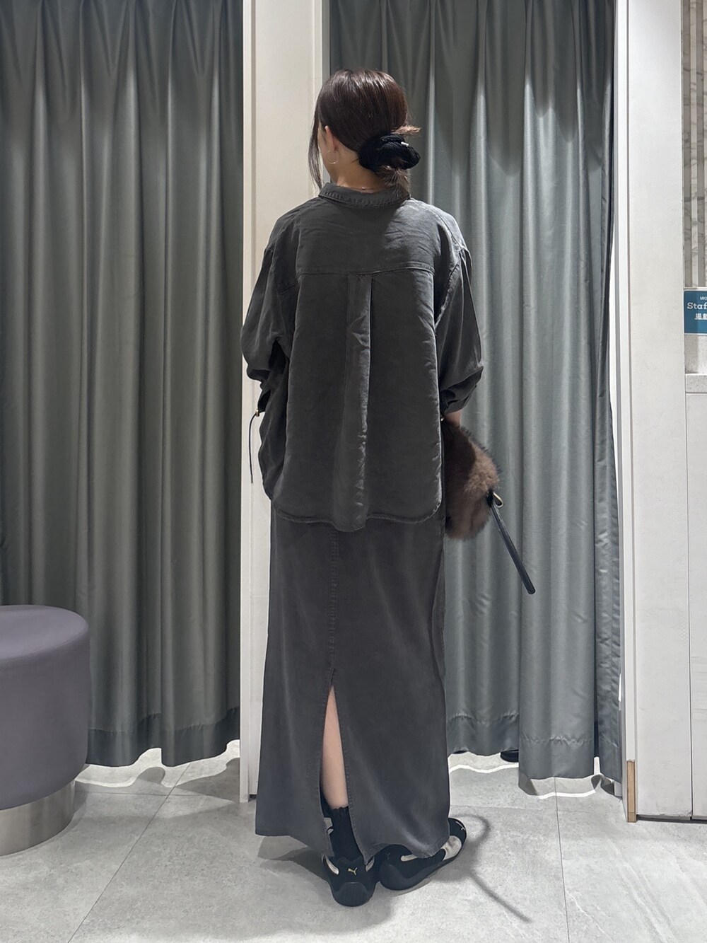 グレー系のシャツ/ブラウス、ブラック系のニット/セーター、グレー系のニット/セーターを着用したレディースの秋コーディネートの4枚目の写真