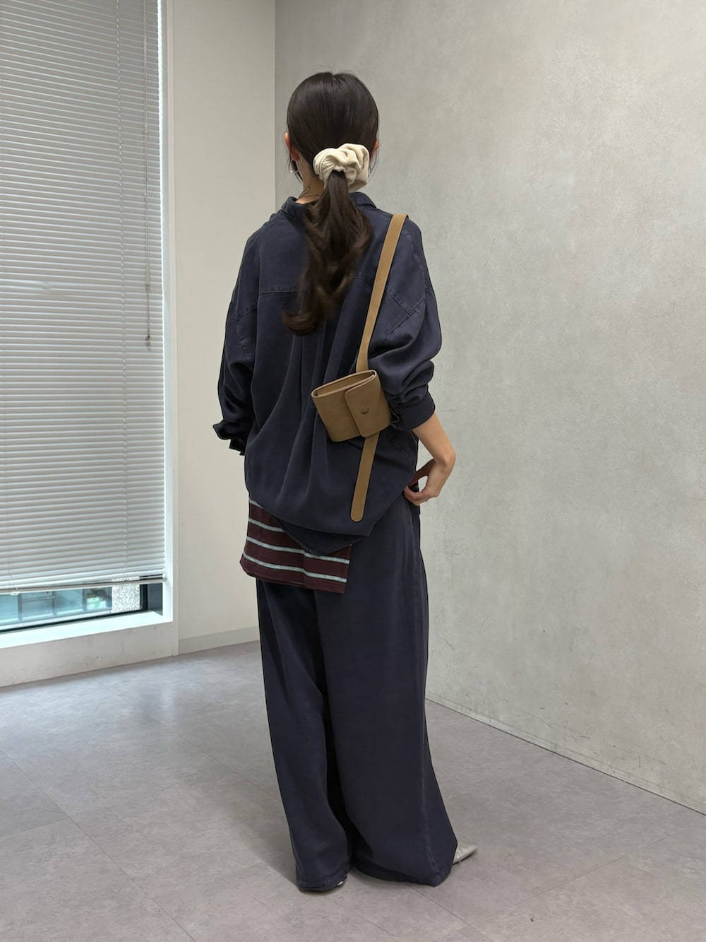 ブルー系のシャツ/ブラウス、ブルー系のその他パンツを着用したレディースの冬コーディネートの3枚目の写真