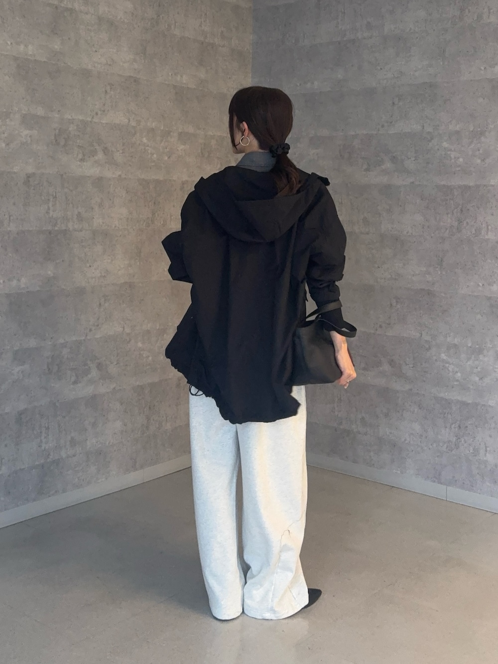 ブラック系のその他アウターを着用したレディースの冬コーディネートの2枚目の写真