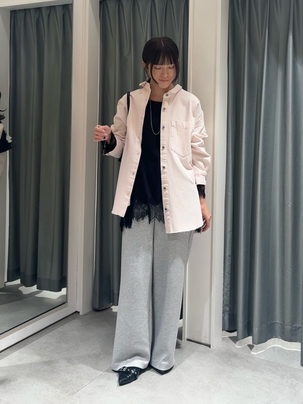 ピンク系のシャツ/ブラウス、ブラック系のTシャツ/カットソー、グレー系のその他パンツを着用したレディースの冬コーディネートの2枚目の写真