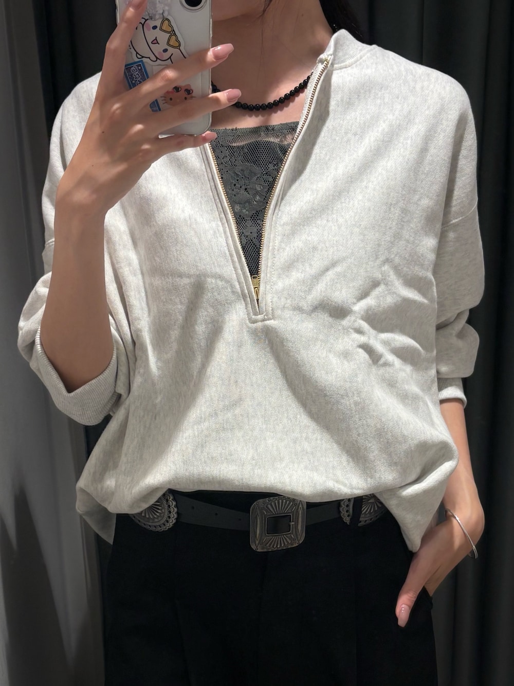 ベージュ系のスウェット、グリーン系のシャツ/ブラウス、ブラウン系のショルダーバッグを着用したレディースの夏コーディネートの4枚目の写真