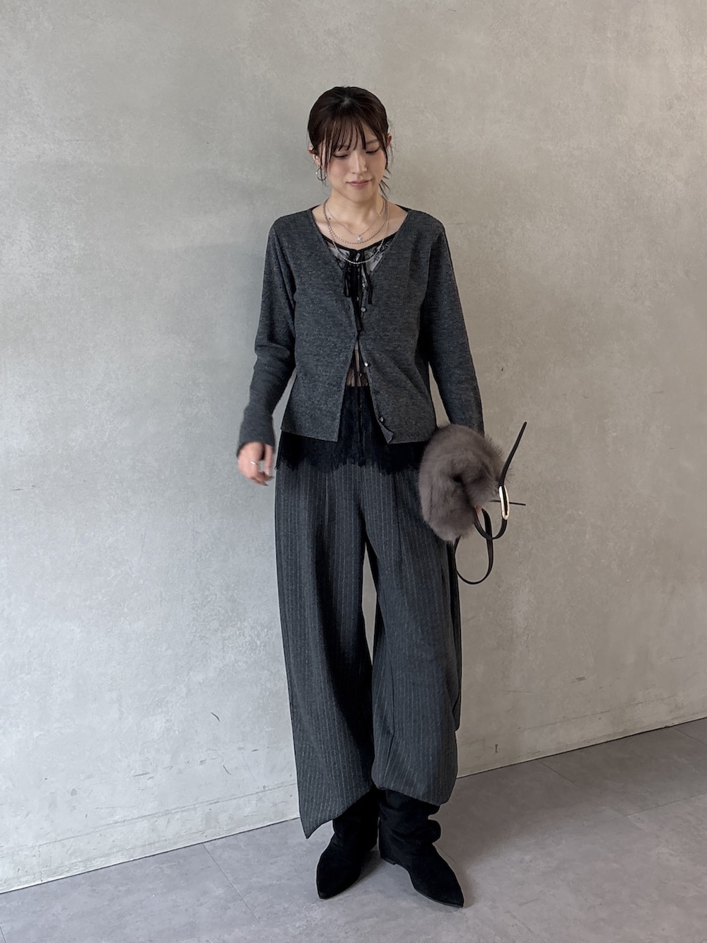 グレー系のカーディガン/ボレロ、グレー系のその他パンツ、ブラック系のその他シューズを着用したレディースの秋コーディネートの4枚目の写真