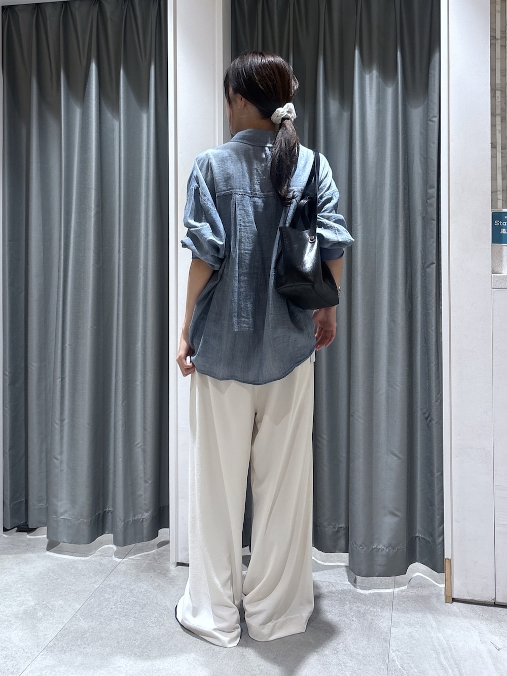 ブルー系のシャツ/ブラウス、ブラック系のシャツ/ブラウス、ホワイト系のその他パンツを着用したレディースの夏コーディネートの3枚目の写真