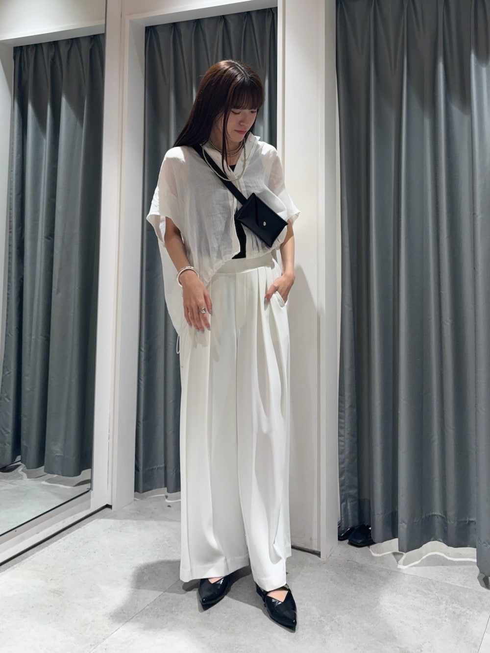 「モノトーン、きれいめカジュアル、シアートップス、シャツスタイル、夏服コーデ、シンプルカジュアル、パンツコーデ、ラクチンコーデ、リラックススタイル、シャツコーデ」｜「DouDouのタックワイドパンツ（スラックス、ホワイト系）」を使った、karinさん（骨格ウェーブ・レディース・165cm）の夏コーディネートの4枚目の写真