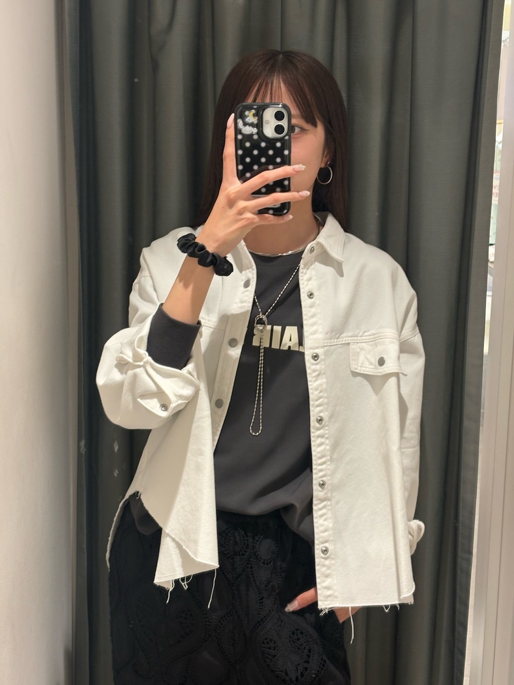 ホワイト系のショルダーバッグ、ブラック系のその他パンツ、グレー系のシャツ/ブラウスを着用したレディースの春コーディネートの4枚目の写真