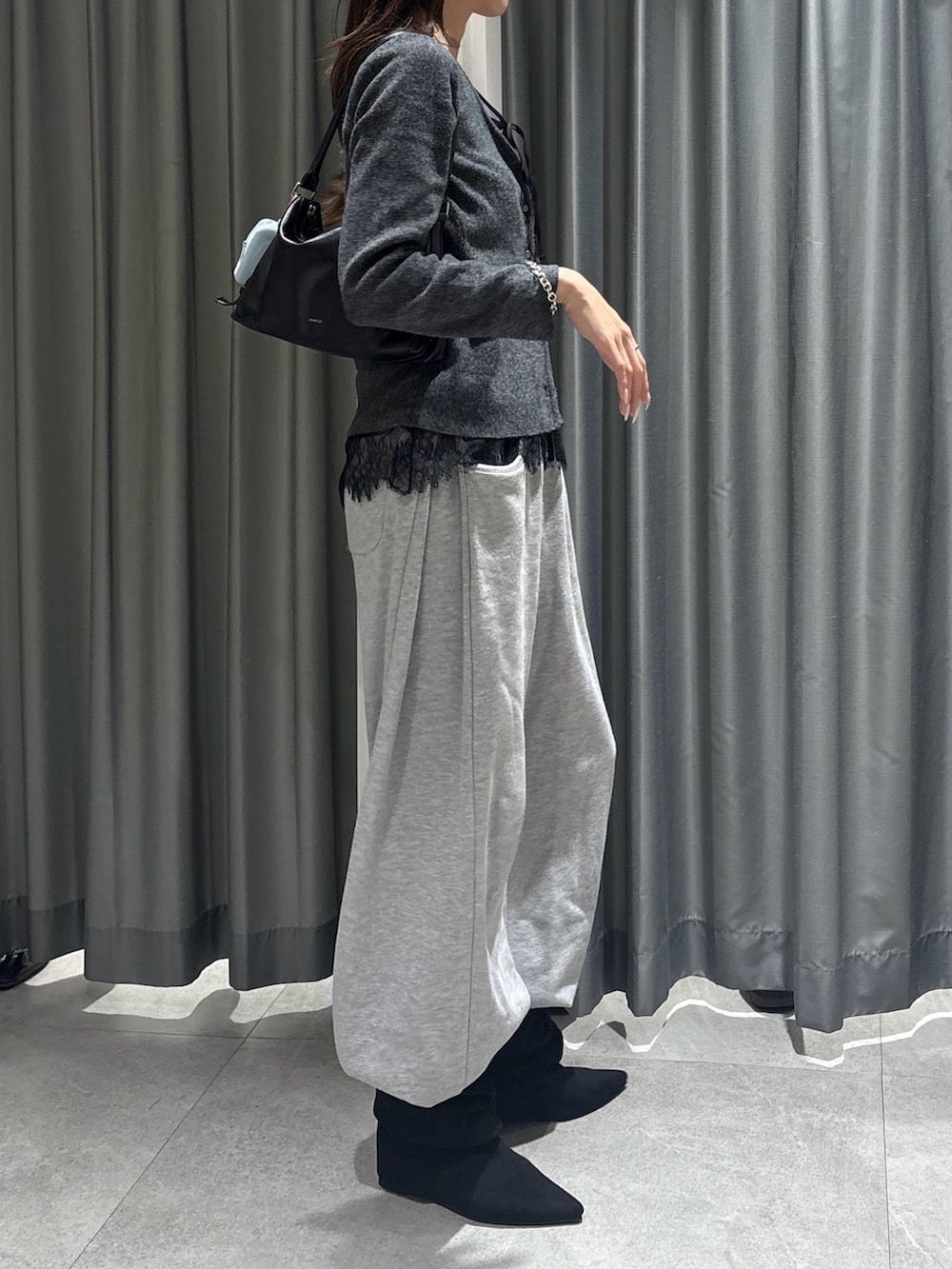 グレー系のカーディガン/ボレロ、グレー系のスウェットパンツ、ブラック系のその他シューズを着用したレディースの秋コーディネートの3枚目の写真