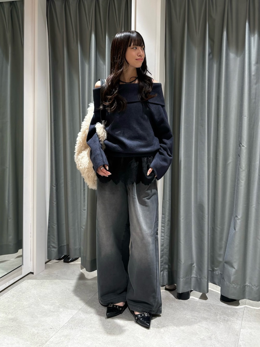 ブルー系のニット/セーター、ブラック系のシャツ/ブラウス、ブラック系のその他パンツを着用したレディースの秋コーディネートの2枚目の写真