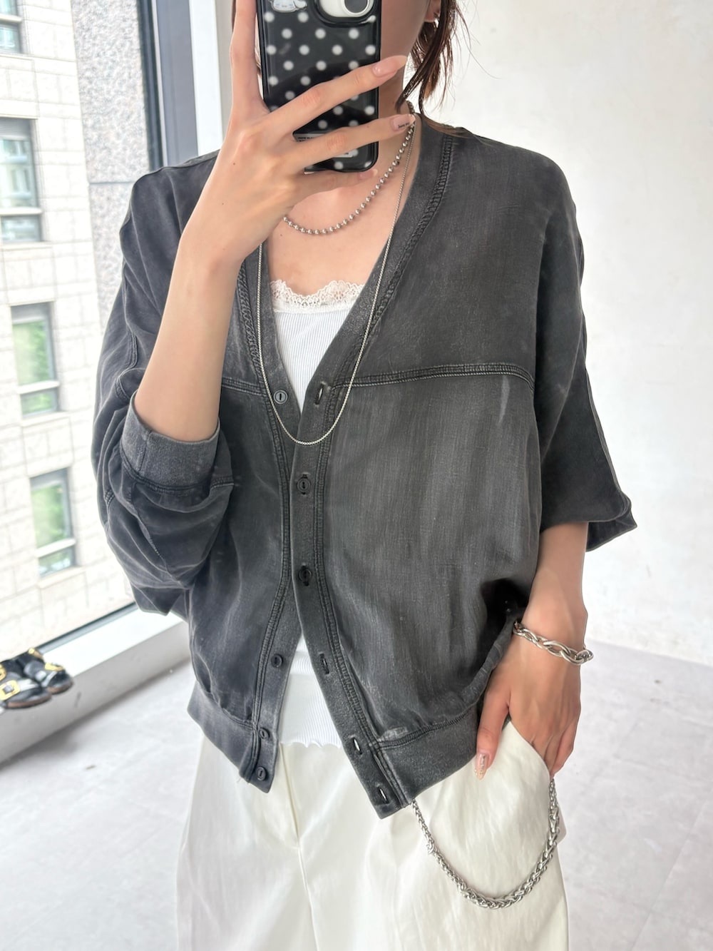ブラック系のシャツ/ブラウス、ホワイト系のTシャツ/カットソー、ホワイト系のその他パンツを着用したレディースの夏コーディネートの5枚目の写真
