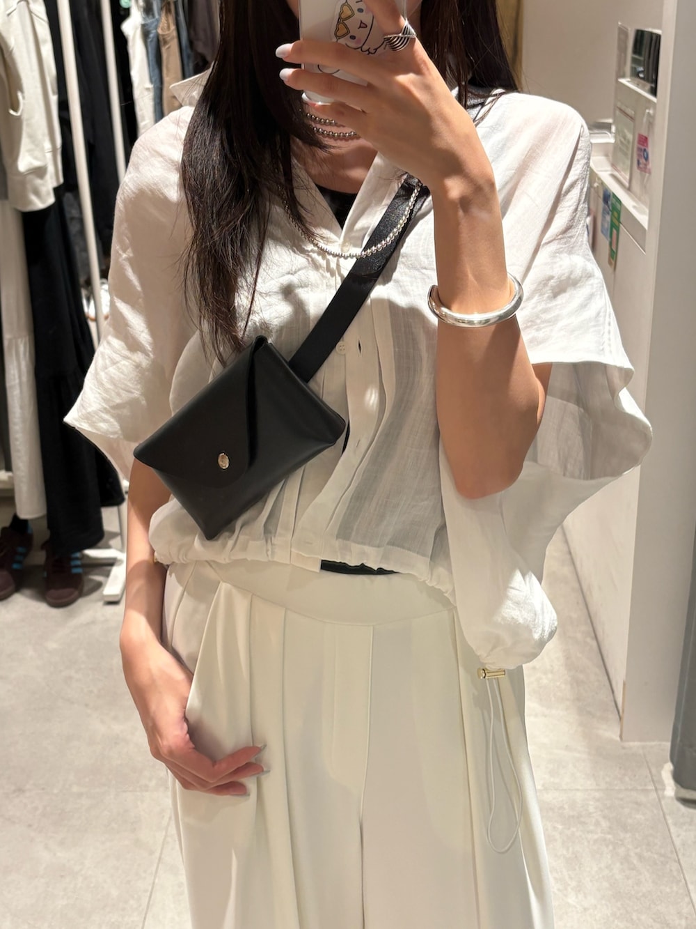 「モノトーン、きれいめカジュアル、シアートップス、シャツスタイル、夏服コーデ、シンプルカジュアル、パンツコーデ、ラクチンコーデ、リラックススタイル、シャツコーデ」｜「DouDouのタックワイドパンツ（スラックス、ホワイト系）」を使った、karinさん（骨格ウェーブ・レディース・165cm）の夏コーディネートの5枚目の写真