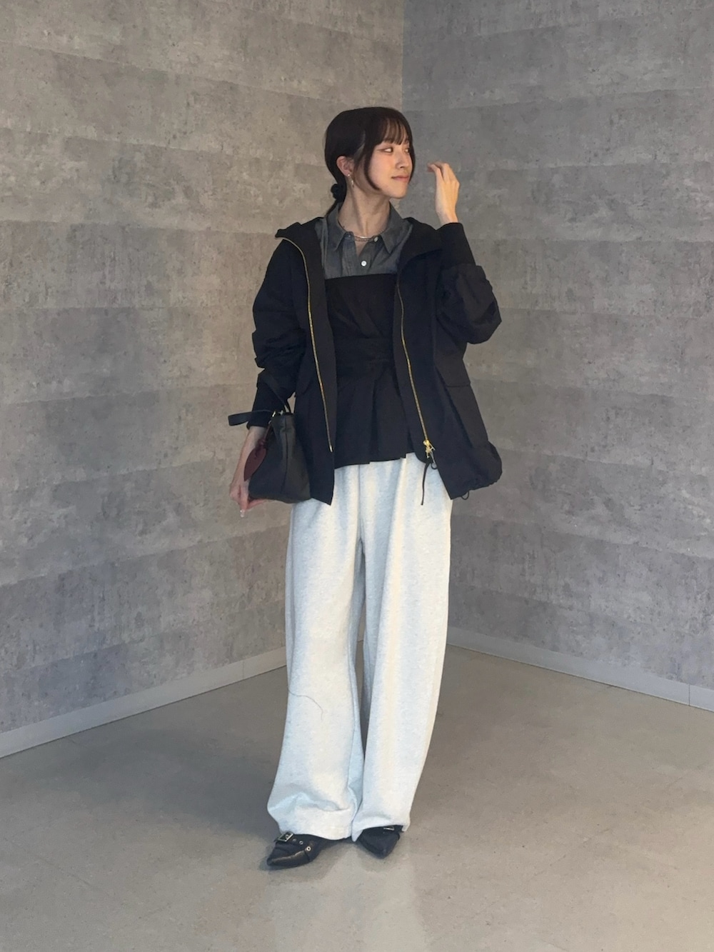 ブラック系のその他アウターを着用したレディースの冬コーディネートの3枚目の写真