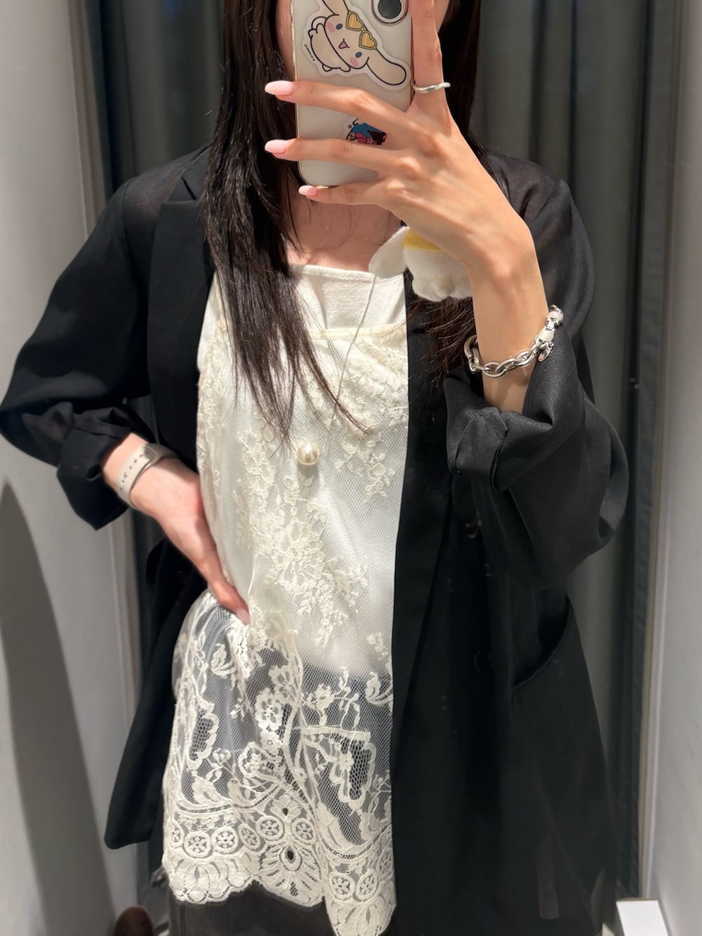 ブラック系のテーラードジャケット、ホワイト系のタンクトップ、ホワイト系のシャツ/ブラウスを着用したレディースの春コーディネートの3枚目の写真