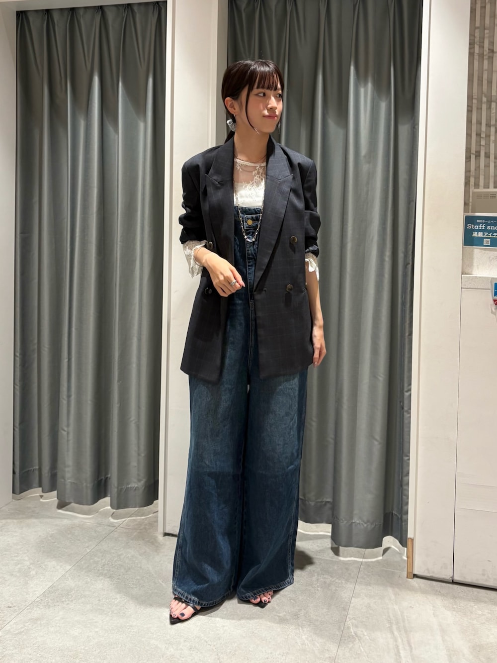 ホワイト系のシャツ/ブラウス、グレー系のテーラードジャケット、ブルー系のつなぎ/オールインワンを着用したレディースの秋コーディネートの4枚目の写真