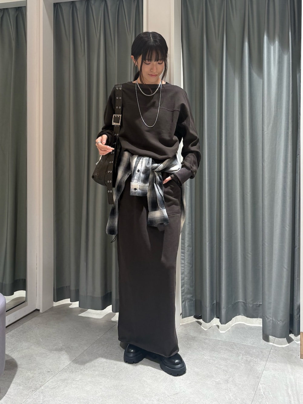 ブラウン系のスウェット、ブラック系のシャツ/ブラウス、ブラウン系のスカートを着用したレディースの冬コーディネートの2枚目の写真