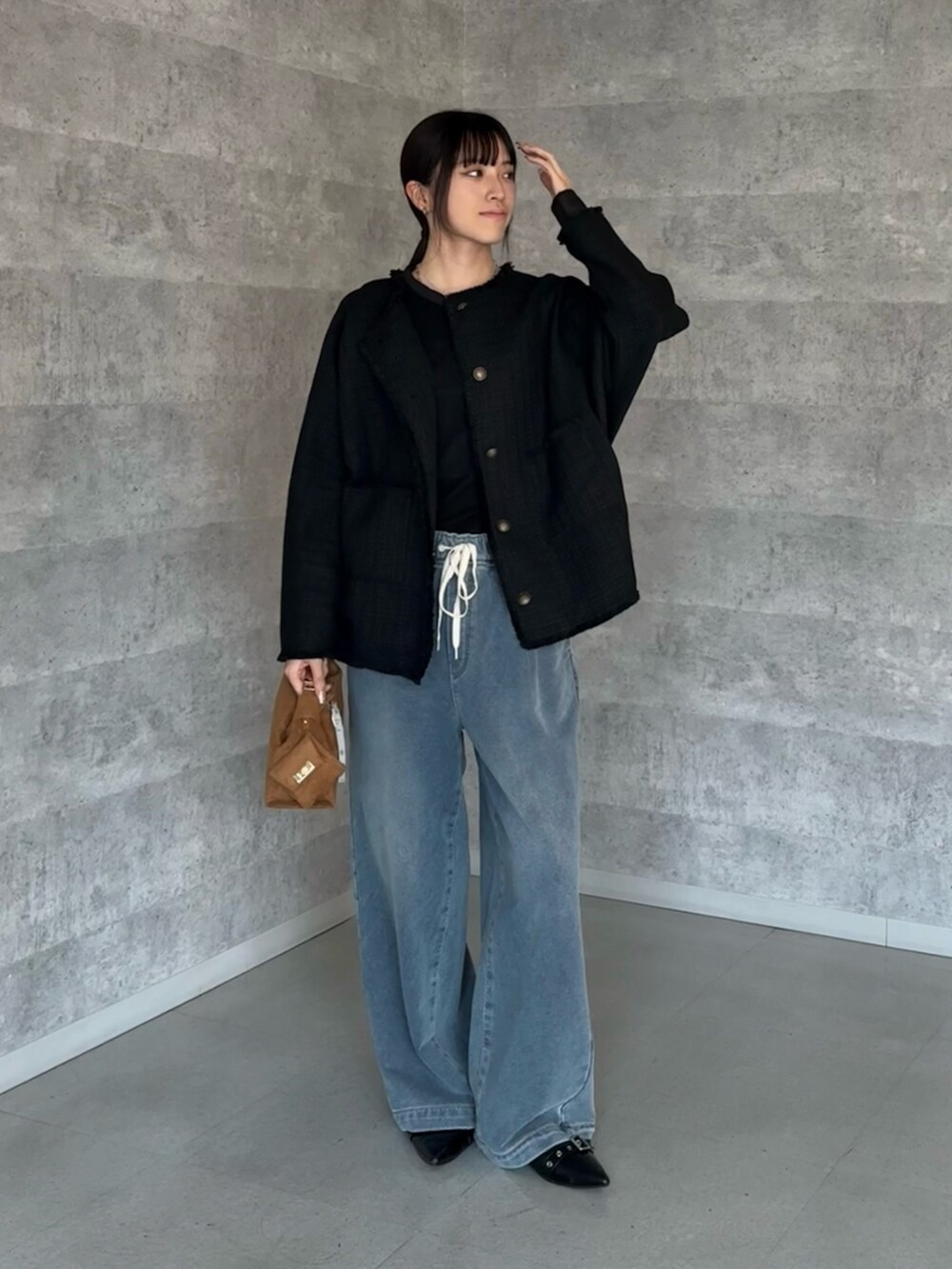 ブルー系のその他パンツ、ブラック系のTシャツ/カットソー、イエロー系のショルダーバッグを着用したレディースの秋コーディネートの3枚目の写真