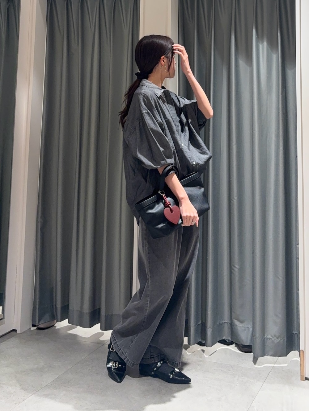 ブラック系のシャツ/ブラウス、ホワイト系のシャツ/ブラウス、ブラック系のデニムパンツを着用したレディースの春コーディネートの3枚目の写真