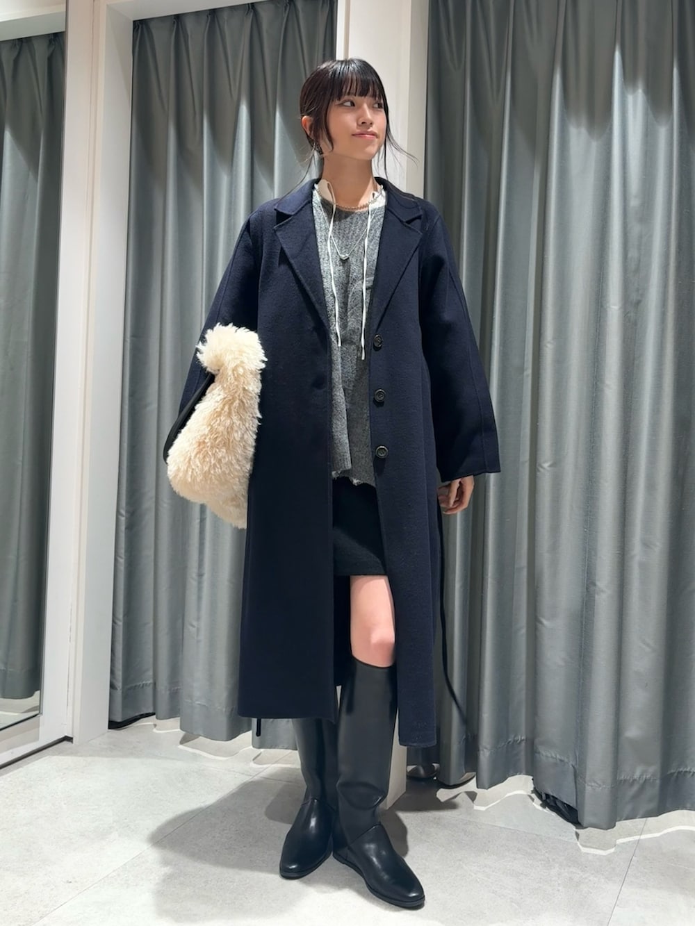 ブルー系のその他アウター、ホワイト系のシャツ/ブラウス、グレー系のニット/セーターを着用したレディースの秋コーディネートの2枚目の写真