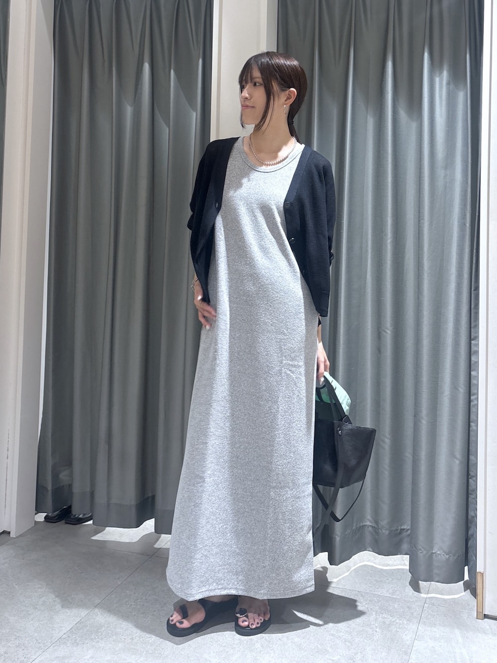 ブラック系のカーディガン/ボレロ、ブラック系のワンピースを着用したレディースの夏コーディネートの3枚目の写真