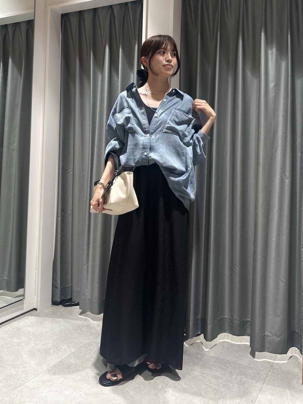 ブルー系のシャツ/ブラウス、ブラック系のワンピース、ブラック系のサンダルを着用したレディースの春コーディネートの3枚目の写真