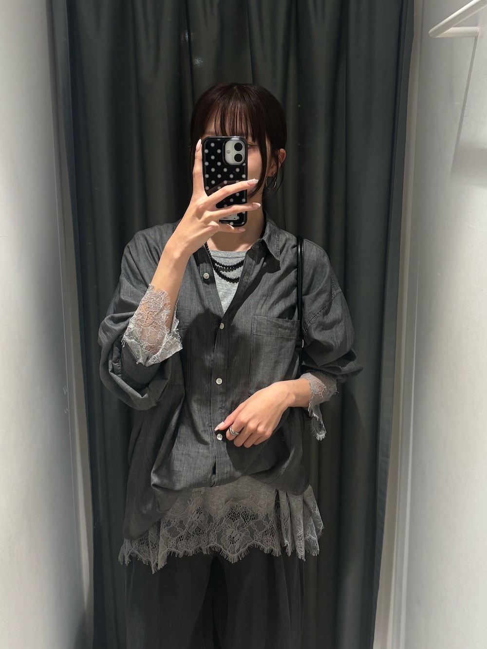 ブラック系のシャツ/ブラウス、グレー系のTシャツ/カットソー、ブラック系のデニムパンツを着用したレディースの春コーディネートの5枚目の写真