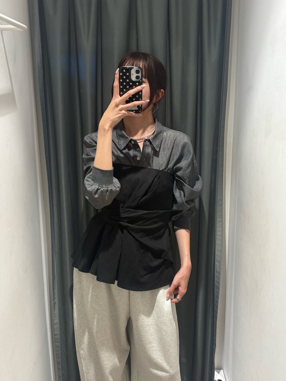 ブラック系のシャツ/ブラウス、ブラック系のシャツ/ブラウス、ブラック系のショルダーバッグを着用したレディースの冬コーディネートの5枚目の写真