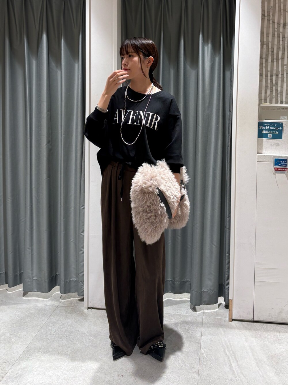 ブラウン系のその他パンツ、ベージュ系のショルダーバッグ、ブラック系のTシャツ/カットソーを着用したレディースの秋コーディネートの3枚目の写真