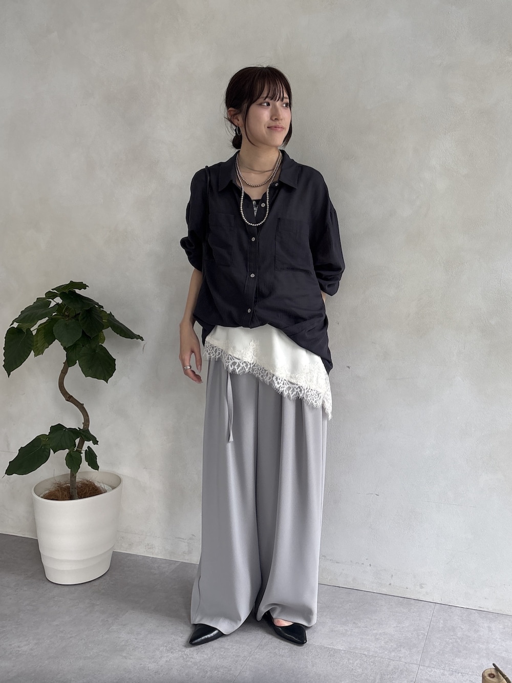 ホワイト系のシャツ/ブラウス、ベージュ系のその他パンツ、グレー系のシャツ/ブラウスを着用したレディースの春コーディネートの4枚目の写真