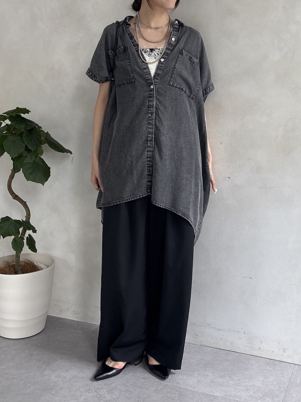 ブラック系のその他パンツ、ホワイト系のシャツ/ブラウスを着用したレディースの春コーディネートの4枚目の写真