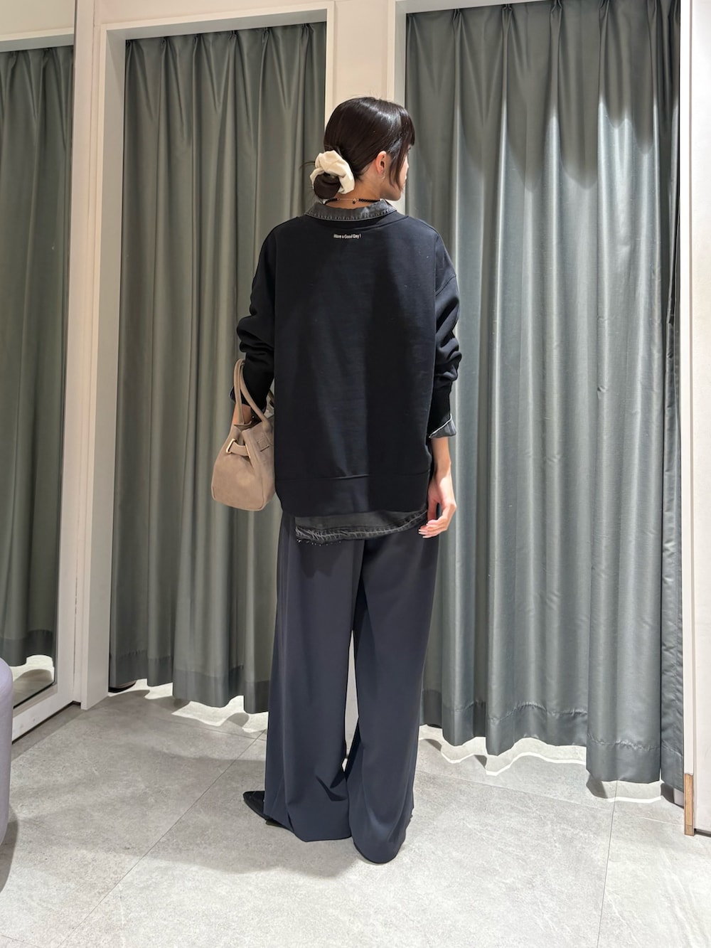 ブラック系のスウェット、ブラック系のシャツ/ブラウス、ベージュ系のショルダーバッグを着用したレディースの冬コーディネートの2枚目の写真