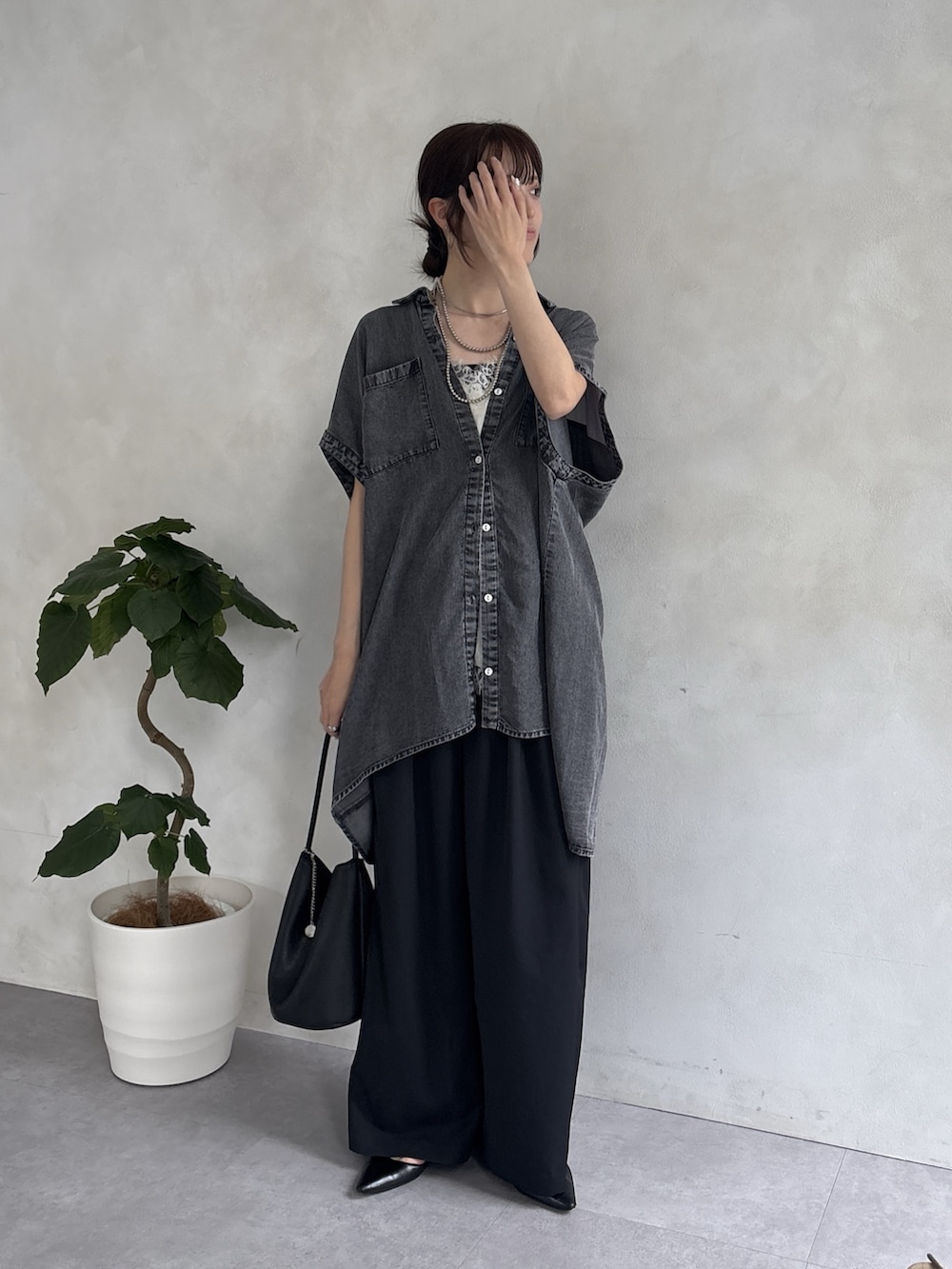 ブラック系のその他パンツ、ホワイト系のシャツ/ブラウスを着用したレディースの春コーディネートの3枚目の写真