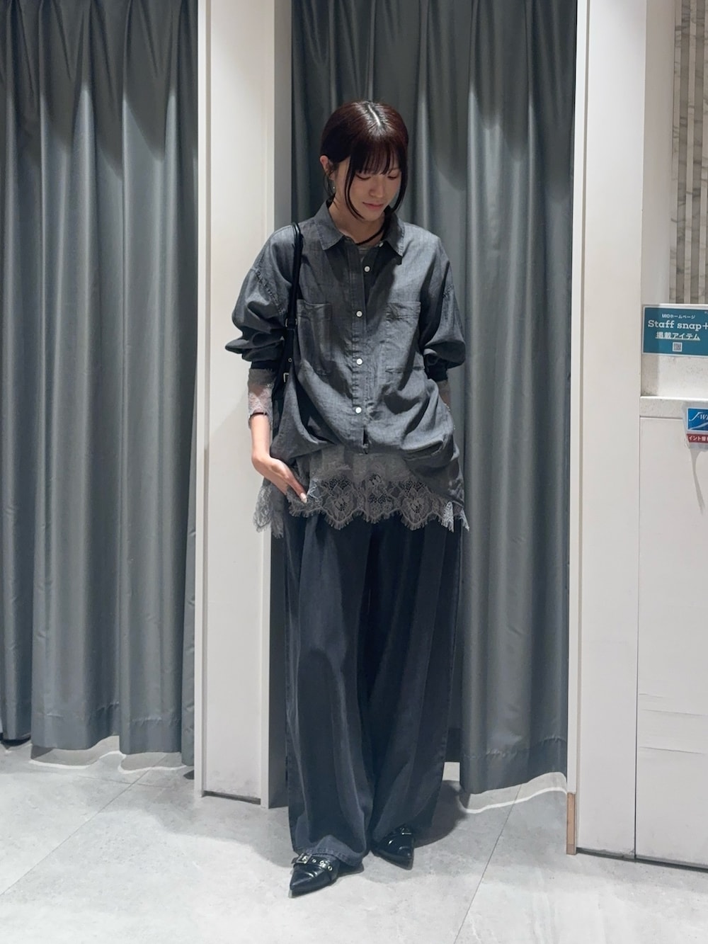 ブラック系のシャツ/ブラウス、グレー系のTシャツ/カットソー、ブラック系のデニムパンツを着用したレディースの春コーディネートの3枚目の写真