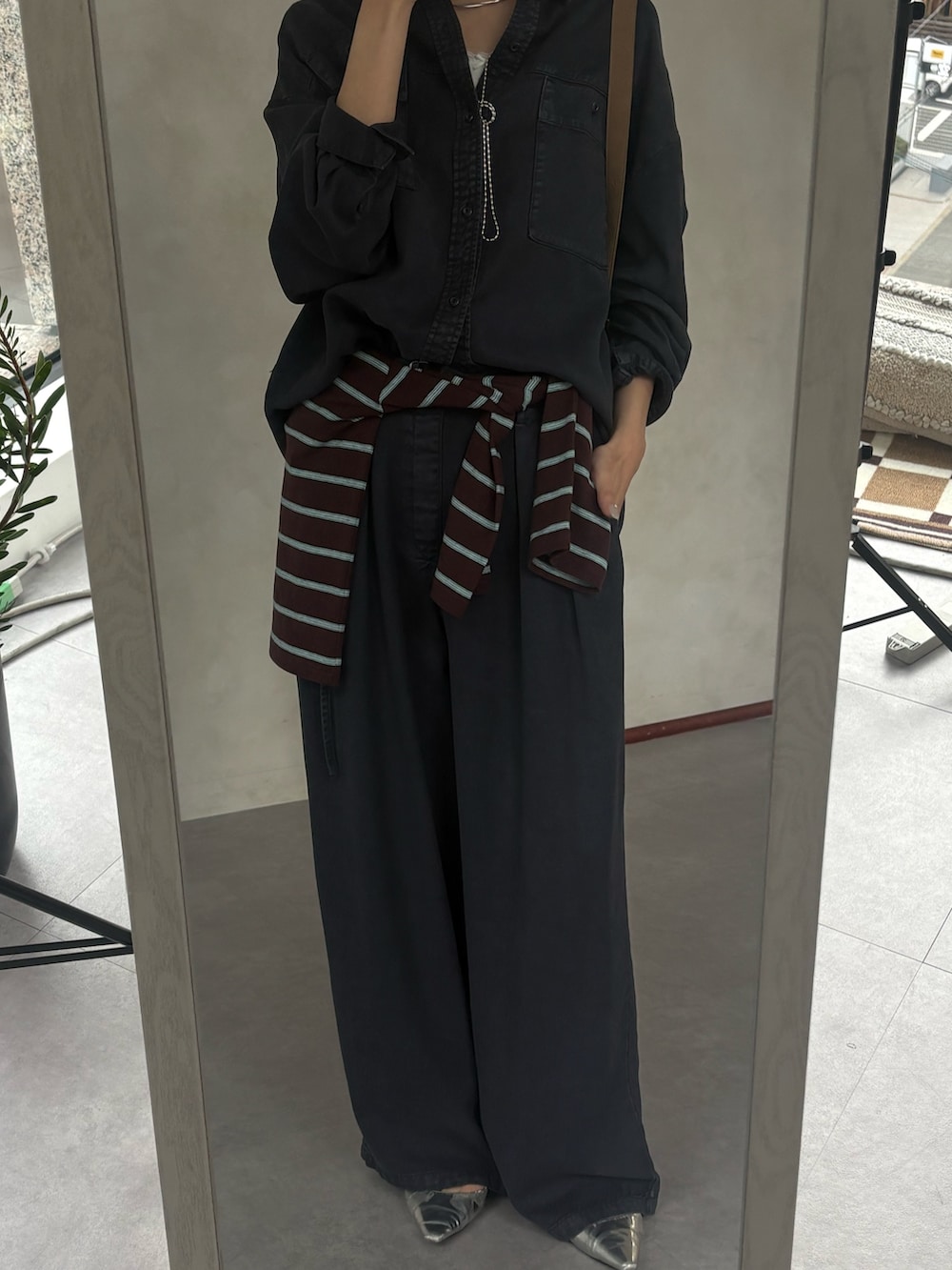 ブルー系のシャツ/ブラウス、ブルー系のその他パンツを着用したレディースの冬コーディネートの5枚目の写真