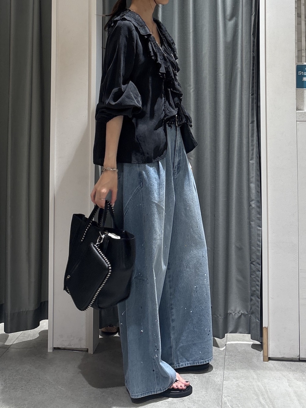 ブラック系のシャツ/ブラウス、ブルー系のその他パンツ、ブラック系のトートバッグを着用したレディースの秋コーディネートの2枚目の写真